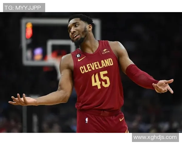 得支棱起来啊!米切尔上半场7投3中仅得8分 球队落后尼克斯15分